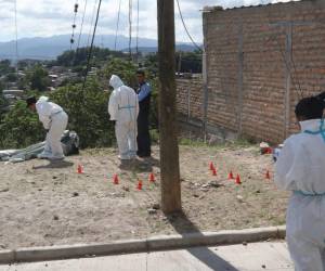 En horas tempranas de este jueves, 17 de octubre, se registró un violento asesinato en la colonia Santa Eduviges, ubicada en Comayagüela, capital de Honduras. La víctima, un joven de apenas 19 años, fue acribillado a tiros, en un hecho que ha conmocionado a los residentes de la zona. A continuación las imágenes de la escena del crimen.