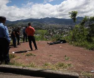 Agentes policiales llegaron al sector donde fue encontrado el cuerpo del fallecido para iniciar las investigaciones correspondientes.