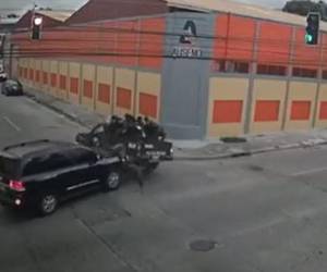 Policías militares salen volando de patrulla tras colisionar contra camioneta en San Pedro Sula