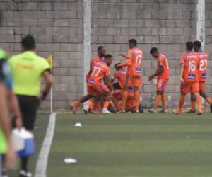 Los Lobos celebran por lo alto su victoria.