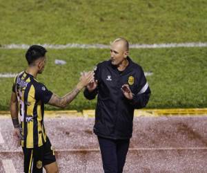 El entrenador de Real España durante el partido contra Victoria.