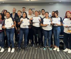 Alegres y orgullosos los jóvenes al momento de recibir sus certificados y el capital semilla.