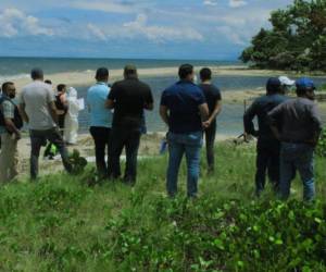 El cuerpo del joven Anders Xavier Arriola fue encontrado el domingo anterior a la orilla de una playa de La Ceiba. Al lugar llegaron varias familiares.