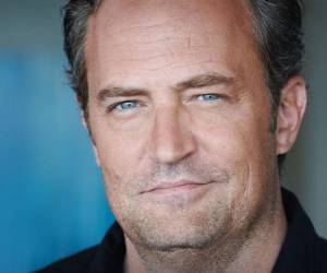 La muerte del actor Matthew Perry sigue causando conmoción. Documentos presentados por las autoridades detallaron que el famoso actor de “Friends” había desarrollado una adicción a la ketamina, medicamento que utilizó para tratar su depresión y ansiedad. Sin embargo, el abuso del medicamento fue lo que le puso fin a su vida de forma inesperada el pasado 29 de octubre de 2023, según los nuevos detalles que se han revelado del caso que ya deja cinco personas detenidas.