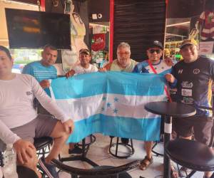 Un grupo de aficionados catrachos se encuentra en Dominicana listo para alentar a la Bicolor en un estadio que lucirá vacío.