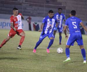 El duelo entre Vida y Victoria ha iniciado con una fuerte disputa del balón en mediocampo.