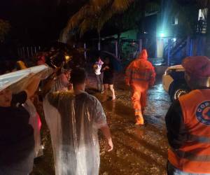 El Cuerpo de Bomberos junto a las autoridades del Comité de Emergencia Municipal comenzaron a realizar evacuaciones de emergencia durante la noche del viernes y madrugada de este sábado en la zona norte del país. Estas son las imágenes.