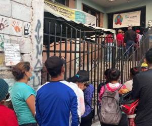 Las personas llegaron al Alonso Suazo en busca de atención, pero el personal les dijo que no estarán atendiendo por las condiciones en que recibieron el centro de salud.