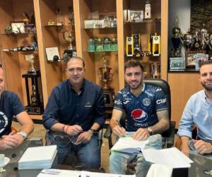 Emilio Izaguirre, director deportivo de Motagua, y Pedro Atala, presidente del club azul, estuvieron presente junto a Agustín Auzmendi para la firma del contrato.