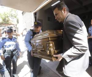 Los cuerpos sin vida del agente Melvin Eduardo Cruz Ordóñez y Goldye Azzaria Burke Arévalo, víctimas del accidente en la zona sur de Honduras, fueron resguardados y despedidos por sus compañeros y familiares en medio de un profundo dolor y tristeza.