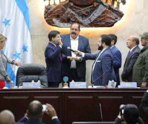 Momento en que el fiscal general -ahora en propiedad- Johel Zelaya tomó posesión de su cargo para los próximos cinco años.