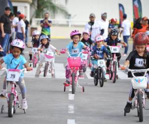 Los pequeños ciclistas de la categoría de 5 a 6 años fueron los siguientes en mostrar sus destrezas en el circuito de la Vuelta Infantil 2023. Las primeras en iniciar fueron las niñas.