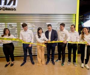 Ejecutivos de Sportia junto a su equipo, en la apertura de la primera tienda ubicada en Cascadas Mall.