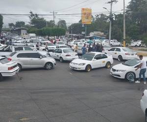 Así amaneció un acceso a la populosa colonia Kennedy ante el paro de transporte tipo taxi.