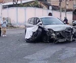 Las circunstancias del accidente no están claras, ya que ambos vehículos quedaron en direcciones opuestas en medio del bulevar, obligando al cierre temporal del carril.