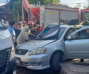 El Cuerpo de Bomberos llegó al lugar para rescatar a los involucrados.