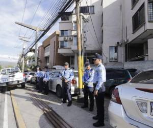 Elementos de la Policía Nacional y medios de comunicación se encuentran a la expectativa por la llegada de Vallecillo a los Juzgados.