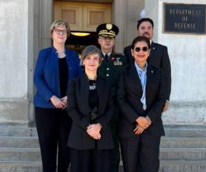 La secretaria adjunta del Departamento de Defensa, Jana Nelson, recibió a las autoridades hondureñas.