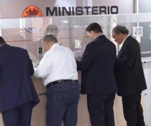 Los miembros de la Acción Ciudadana contra la Dictadura al momento de firmar la entrega de la denuncia en las oficinas del Ministerio Público. Entre los denunciantes se encontraba el excandidato presidencial de Libre, Nelson Ávila.