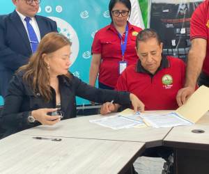 La directora de la junta directiva del IHSS, Yadira Álvarez, y Hector Escoto, presidente del Sindicato de Trabajadores del IHSS (Sitraihss).