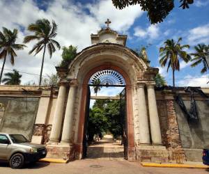 El recorrido al cementerio será a las 9:00 de la mañana y su punto de reunión será en el edificio del Centro de Arte y Cultura de la UNAH, ubicado frente al parque La Libertad, en Comayagüela.