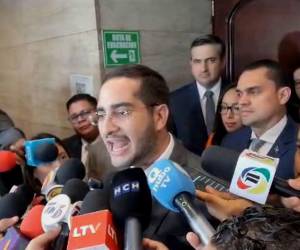 El diputado nacionalista Marco Midence junto a otro miembros de la bancada comparecieron ante los medios.