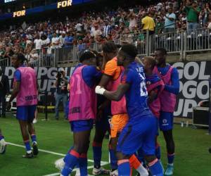 Haití le amargó el debut a la invitada Qatar y puso de cabeza el grupo B, metiéndole presión a México y Honduras en el partido de fondo.