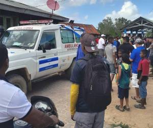 Algunas ambulancias llegando al lugar donde ocurrió el rescate de algunas de las víctimas del naufragio.