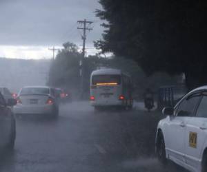 Siempre que llueve en la capital se forma un pesado tráfico.