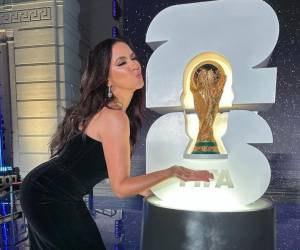 La catracha posando junto al logo del Mundial de 2026 una vez finalizado el evento.