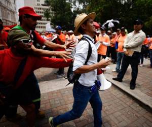 Varios metros adelante el joven retoma su consigan y poco después algunos lo confrontan directamente.