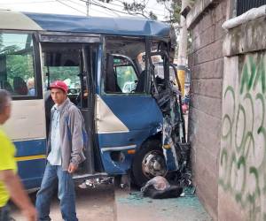 El rapidito quedó totalmente deshecho de la parte frontal tras el fuerte impacto con el muro perimetral.