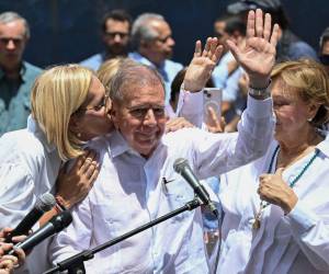 Edmundo Gonzáles Urrutia junto a su esposa e hija.