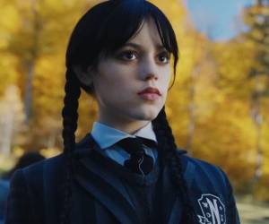 La actriz Jenna Ortega es protagonista de este nuevo giro de la famosa serie de los años 60<b> </b>“Los locos Addams”.