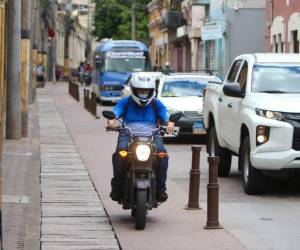 El nuevo rostro de la avenida Cervantes, con el concepto de menos calle y más acera, contempla la ciclovía y espacios para aparcar bicicletas y según la Alcaldía Municipal el avance del proyecto es de un 85%.