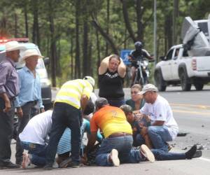 Sin poder creerlo y llenos de impotencia, llegaron los familiares de los dos jóvenes fallecidos en el accidente en la aldea Las Moras, Zambrano, en la CA-5. Aquí las imágenes del momento de su llegada al lugar.