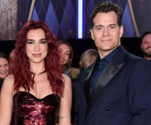 La hermosa cantante Dua Lipa y el apuesto actor Henry Cavill acudieron a la premiere de la película “Argylle” (Agente secreto), que es uno de los estrenos más llamativos de febrero del 2024. Resulta que no solo es la nueva cinta de espionaje del director de la divertida “Kingsman: The Secret Service”, sino que cuenta con un gran elenco de estrellas.