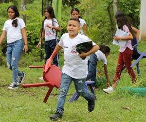 Cada año son menos los alumnos en los centros educativos de Honduras. Expertos dicen que se debe a múltiples factores, incluyendo la pobreza y migración.