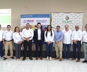 <i>Ejecutivos de IHCAFE, Agronegocios Sostenibles y Dimagi presentes durante el evento de lanzamiento de la nueva App. </i>