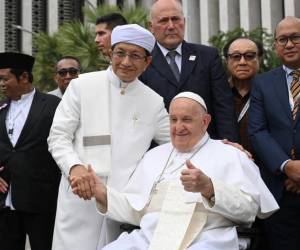 El papa Francisco junto al gran imán, Nasaruddin Umarde, en la mezquita Istiqlal de Yakarta.