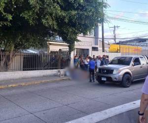 En el lugar de los hechos quedó el cuerpo de la fémina que perdió la vida tras la balacera; la otra mujer fue trasladada al hospital.