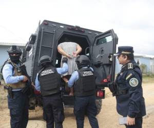 Flor Idalia Galdámez, alias “La Chaparra”, fue detenida por la Dirección Policial Anti Maras y Pandillas Contra el Crimen Organizado (DIPAMPCO) en el municipio de Protección, Santa Bárbara. Detrás de su fachada como ama de casa, Flor ejercía un papel crucial como coordinadora financiera de la banda criminal “Los Sietez”, involucrada en extorsiones a gran escala en la región.