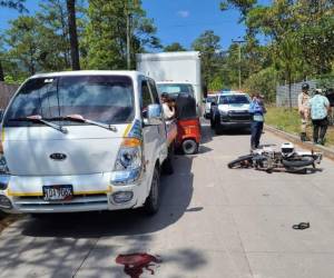 El motociclista falleció cuando los bomberos intentaron trasladarlo hacia un centro asistencial cercano.