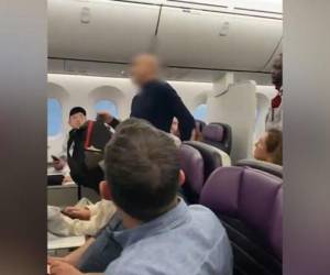 El hombre fue expulsado del vuelo.