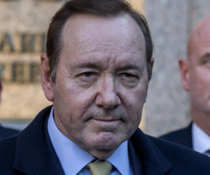 <b>El actor estadounidense, Kevin Spacey, construyó una carrera formidable dando vida a antihéroes enigmáticos, peligrosos y carismáticos. Sin embargo su pasado de acusaciones sobre agresiones sexuales, le afecto su presente, siendo ahora considerado una persona no grata en Hollywood.</b>