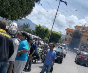 El accidente fue captado por cámaras de seguridad que muestran cómo el motociclista ingresó a la vía y, tras perder el control, terminó debajo del camión. El incidente ha conmocionado a la comunidad local.