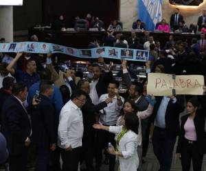 Varias pancartas confrontativas fueron elevadas este martes en el Congreso Nacional en medio de la discusión de la Ley de Justicia Tributaria, silbatazos y exigencia para tener la palabra. A continuación los momentos más álgidos de la sesión legislativa.