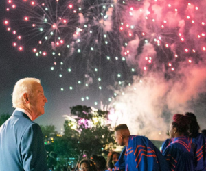 Joe Biden pide paz y fin la “epidemia de violencia” con armas el 4 de Julio.