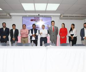 Con el diputado Marlon Lara como coordinador y otros miembros conocidos como el alcalde del municipio de Choluteca, Quintín Soriano y su propia esposa Iroshka Elvir fue presentada y juramentada la denominada Comisión Nacional de Campaña del precandidato presidencial, Salvador Nasralla, de cara a las elecciones internas del Partido Liberal. A continuación los detalles.