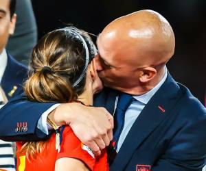 El mandatario federativo sorprendió el domingo en la entrega de medallas del Mundial al sujetar la cabeza de la jugadora y darle un beso en la boca tras ganar España en la final ante Inglaterra 1-0.